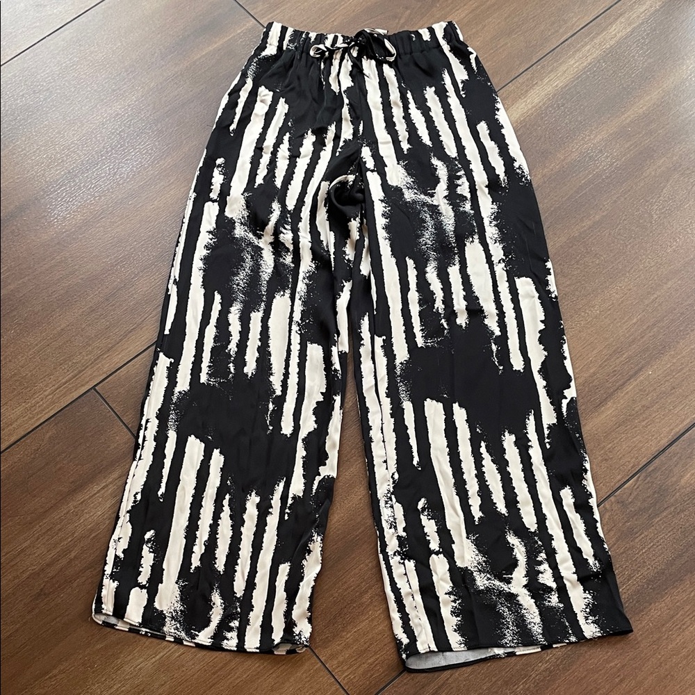 TOPSHOP, women’s 6, Stylish Black and White satin feel Pants